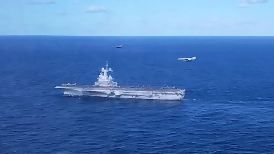 Άσκηση-μήνυμα νότια της Κρήτης με το γαλλικό αεροπλανοφόρο «Charles de Gaulle» - Δείτε φωτογραφίες