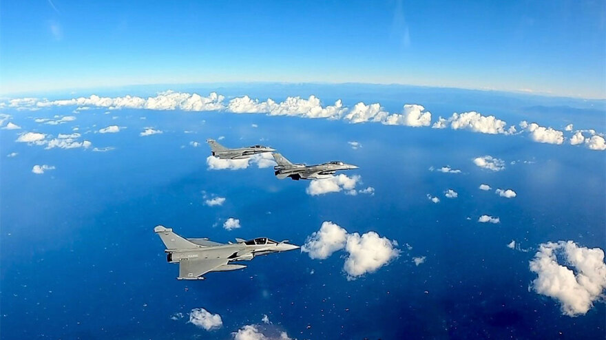 Άσκηση-μήνυμα νότια της Κρήτης με το γαλλικό αεροπλανοφόρο «Charles de Gaulle» - Δείτε φωτογραφίες