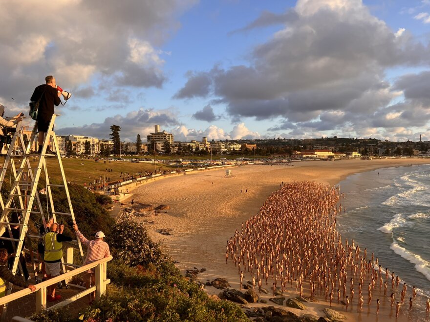 Αυστραλία: Περίπου 2.500 άνθρωποι πόζαραν γυμνοί για τον καρκίνο του δέρματος