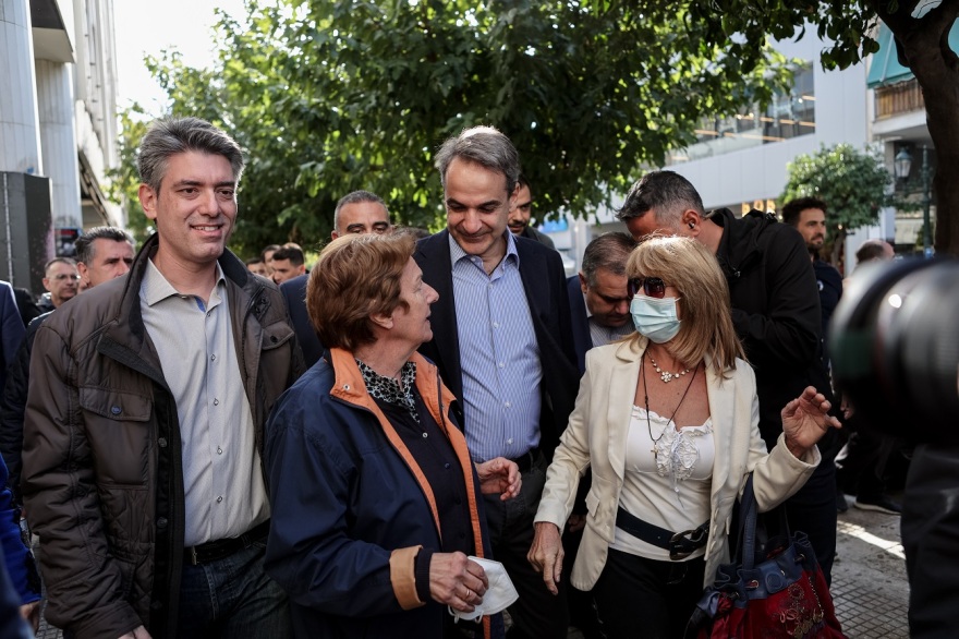 Τον χρόνο που θα στηθούν κάλπες αναζητούν στα κόμματα μετά τη φράση Μητσοτάκη για το κλίμα που «μυρίζει εκλογές» 