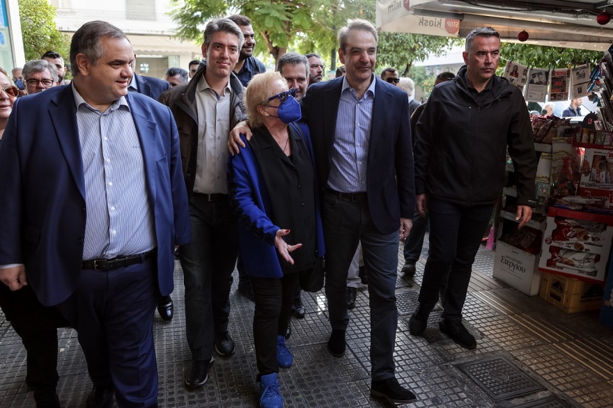 Τον χρόνο που θα στηθούν κάλπες αναζητούν στα κόμματα μετά τη φράση Μητσοτάκη για το κλίμα που «μυρίζει εκλογές» 