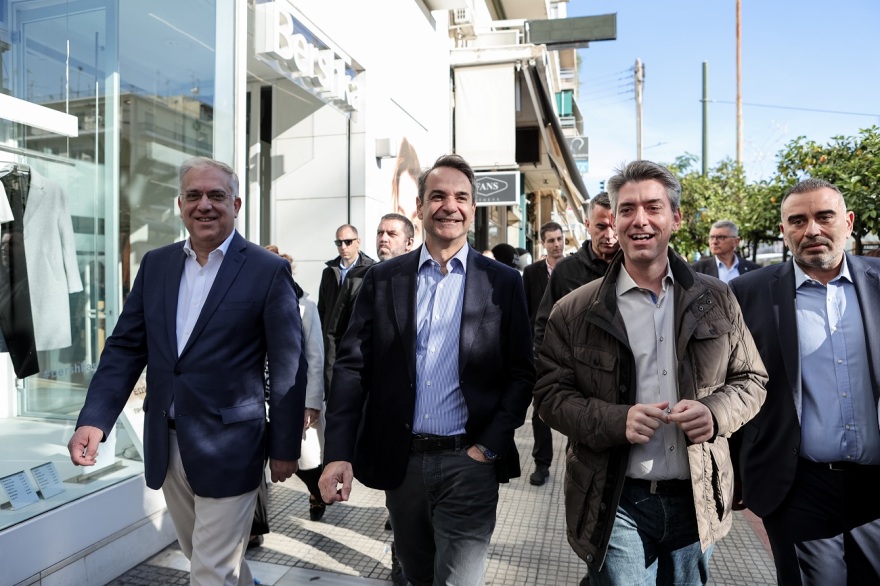 Τον χρόνο που θα στηθούν κάλπες αναζητούν στα κόμματα μετά τη φράση Μητσοτάκη για το κλίμα που «μυρίζει εκλογές» 