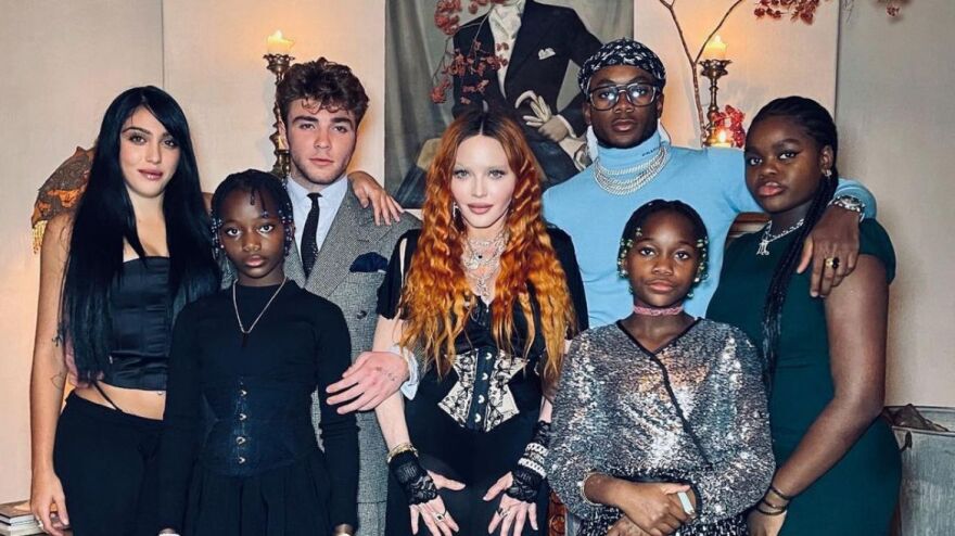 Μαντόνα: Η τραγουδίστρια δημοσίευσε μία σπάνια φωτογραφία και με τα έξι παιδιά της