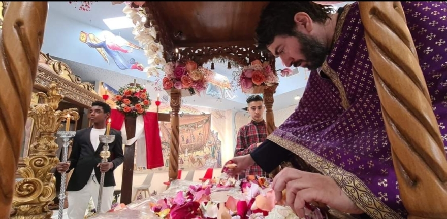 Κιβωτός του Κόσμου: Ο πατέρας Αντώνιος σε... αγιογραφία ως Νώε μαζί με την πρεσβυτέρα