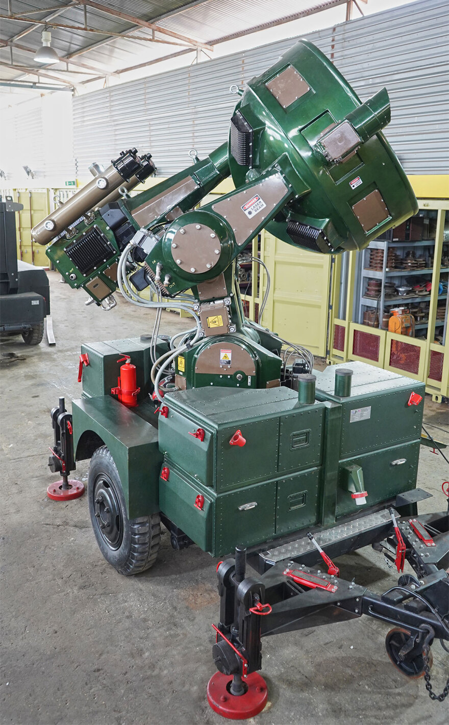 Λαρισαίος επιχειρηματίας κατασκεύασε ρομποτικό όχημα με σύστημα λέιζερ για την κατάρριψη drones