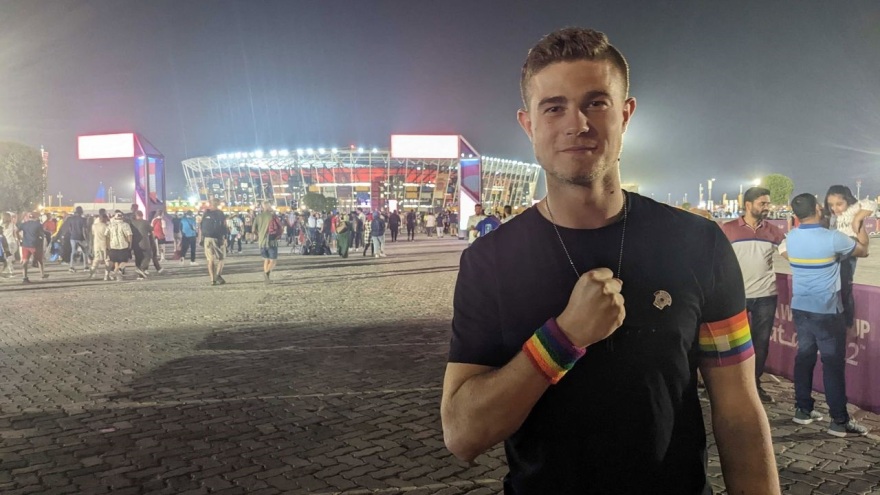 Μουντιάλ 2022: Σταμάτησαν οπαδούς που φορούσαν αντικείμενα στο χρώμα του ουράνιου τόξου