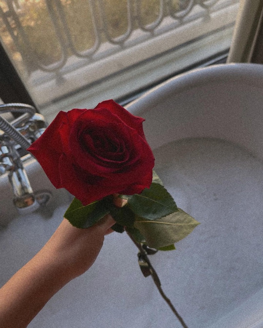 Κλέλια Ανδριολάτου: Ποζάρει τόπλες στην μπανιέρα της