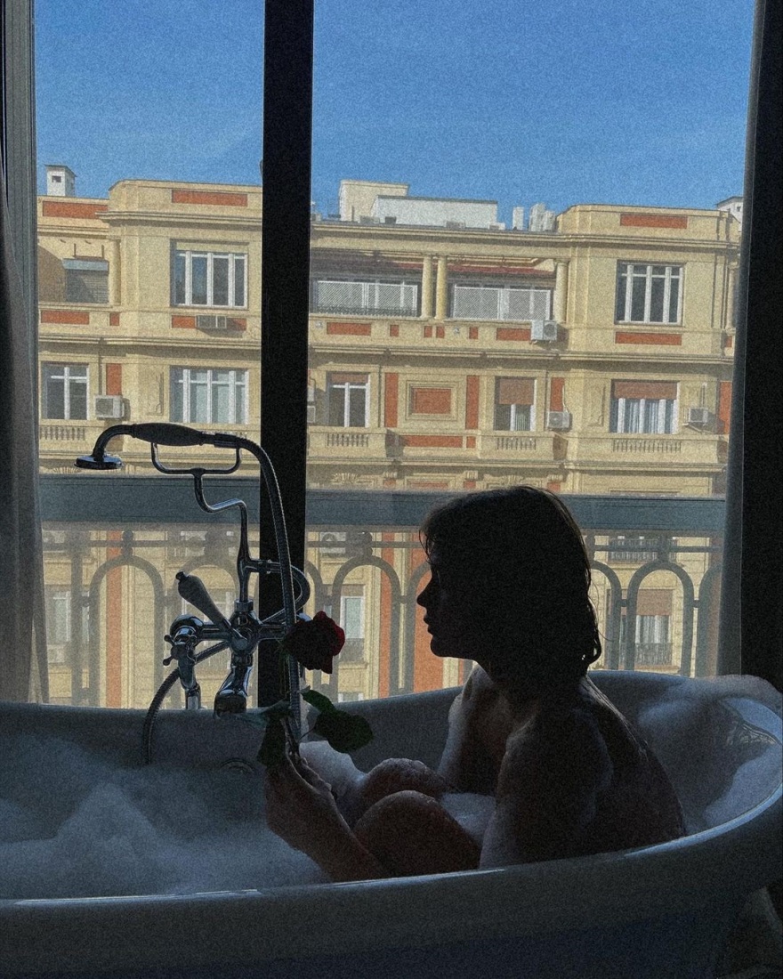 Κλέλια Ανδριολάτου: Ποζάρει τόπλες στην μπανιέρα της