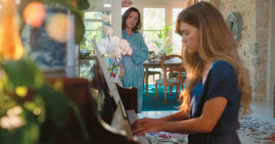 Χάρις Αλεξίου: «Ξαναζώ μια νιότη μέσα από το θέατρο»