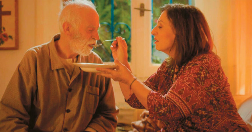 Χάρις Αλεξίου: «Ξαναζώ μια νιότη μέσα από το θέατρο»