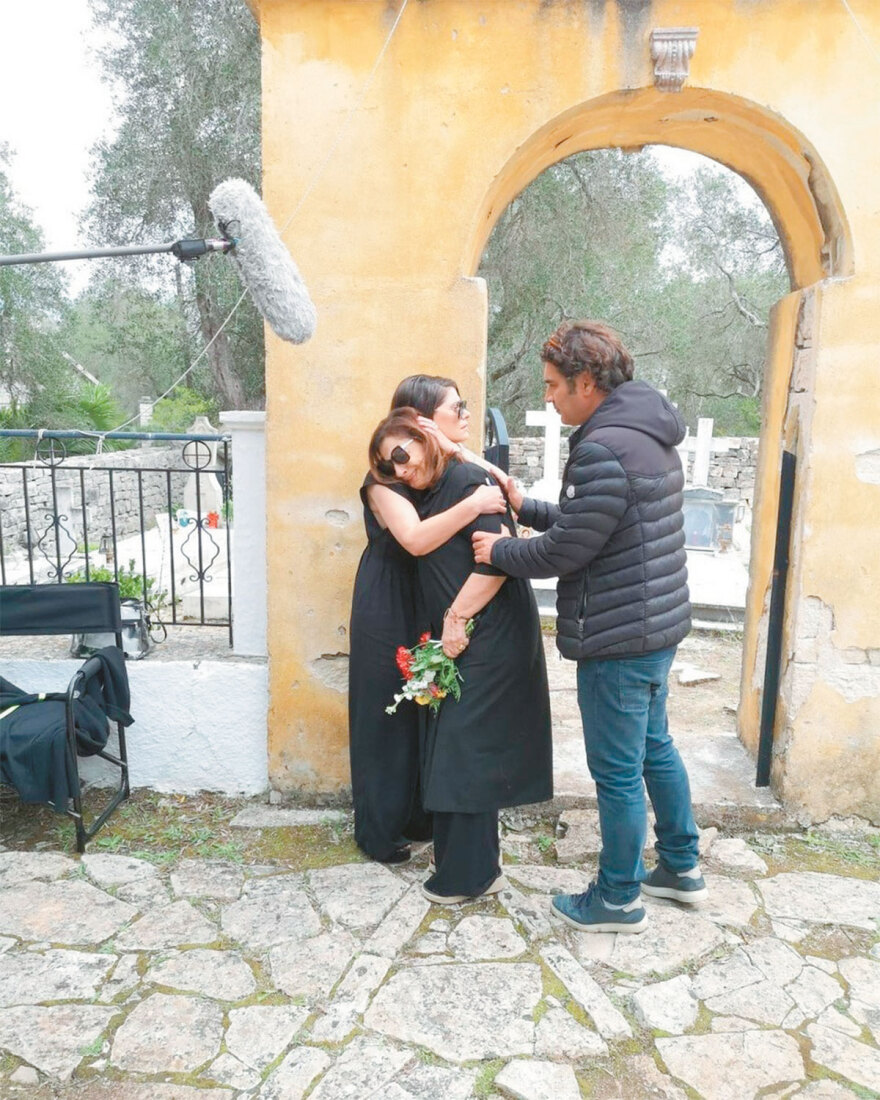 Χάρις Αλεξίου: «Ξαναζώ μια νιότη μέσα από το θέατρο»