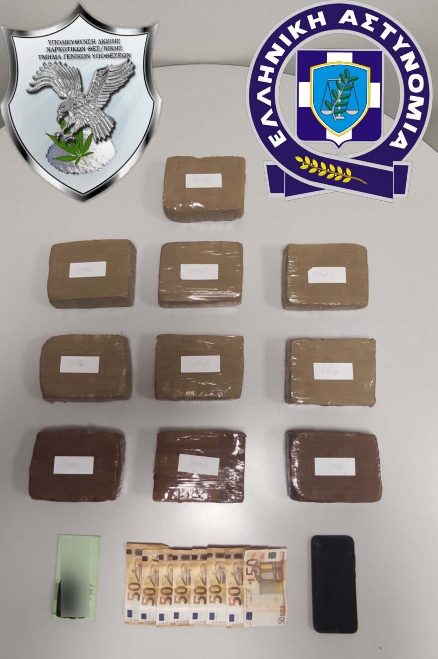 Ζευγάρι βρέθηκε να μεταφέρει 10 κιλά ηρωίνης - Δείτε πού τα είχαν κρύψει στο αυτοκίνητό τους