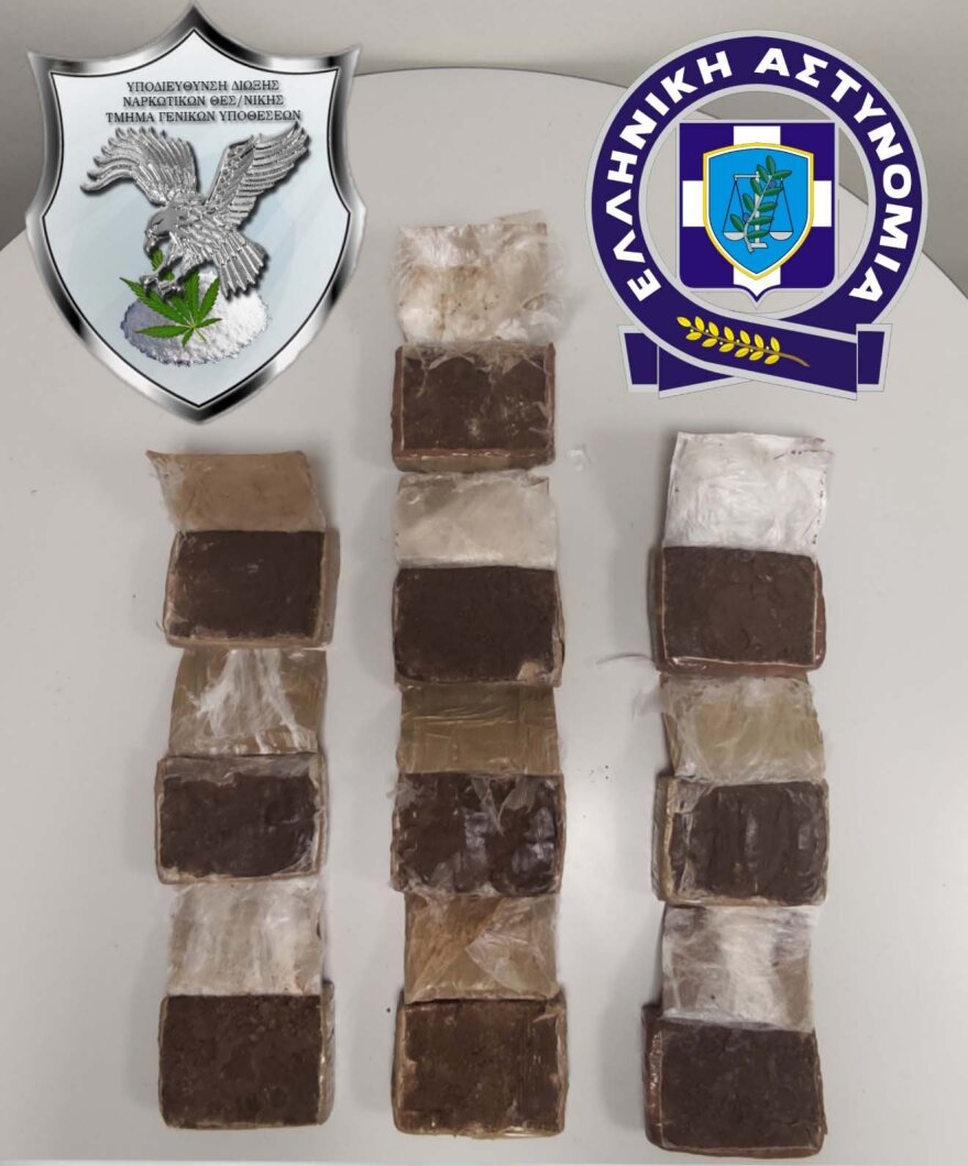 Ζευγάρι βρέθηκε να μεταφέρει 10 κιλά ηρωίνης - Δείτε πού τα είχαν κρύψει στο αυτοκίνητό τους