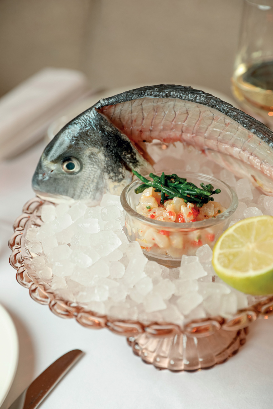 Γιάννης Κιόρογλου και Αννα Αντρες: O σταρ σεφ και η Μις Oυκρανία μυούν το Παρίσι στην ελληνική κουζίνα