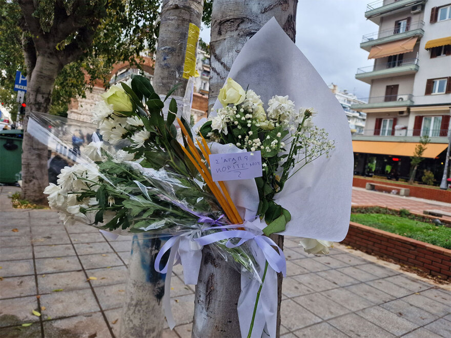 Τροχαίο δυστύχημα στη Θεσσαλονίκη: «Καλό ταξίδι άγγελέ μας» - Λουλούδια και κάρτες στο σημείο όπου σκοτώθηκε η 21χρονη
