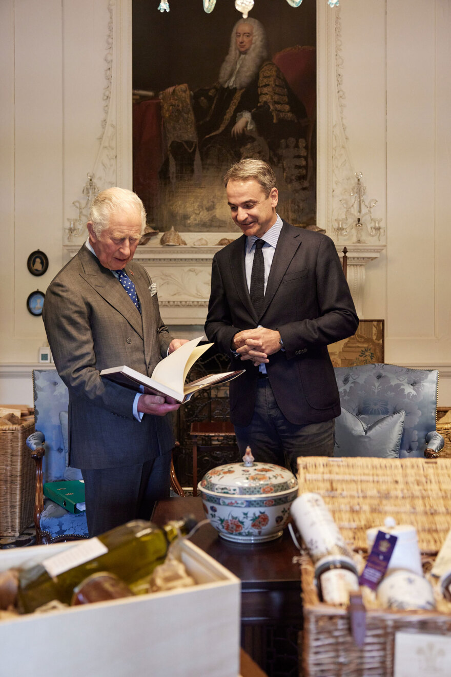 O Μητσοτάκης στο Λονδίνο: Tea time με τον Κάρολο και Roadshow στο City