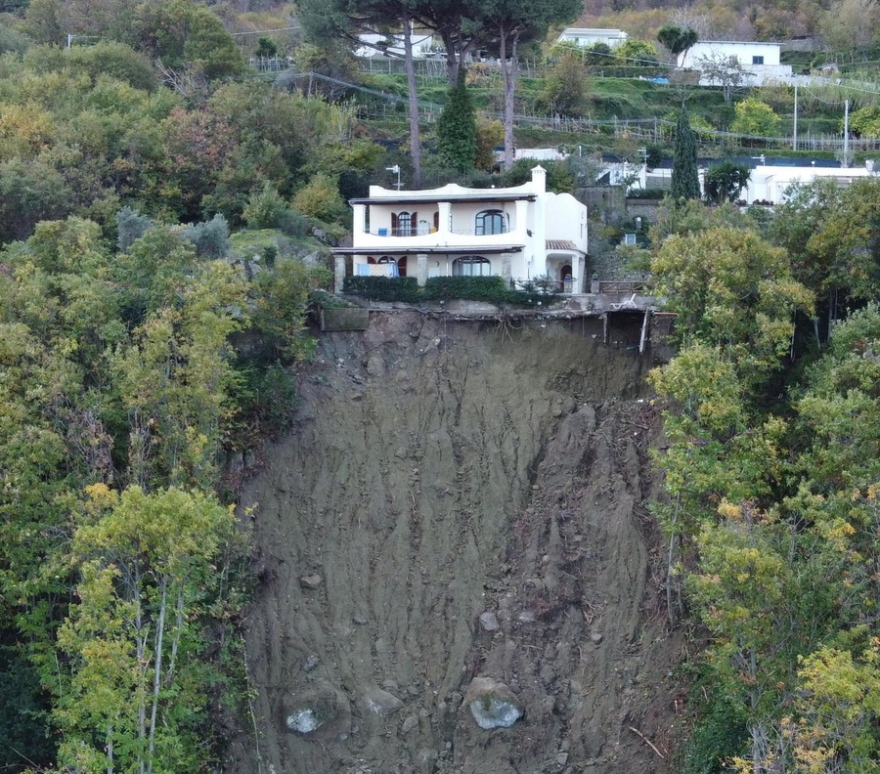 Τραγωδία στην Ίσκια: Στους 8 οι νεκροί της φονικής κατολίσθησης - Ακόμα 4 αγνοούμενοι