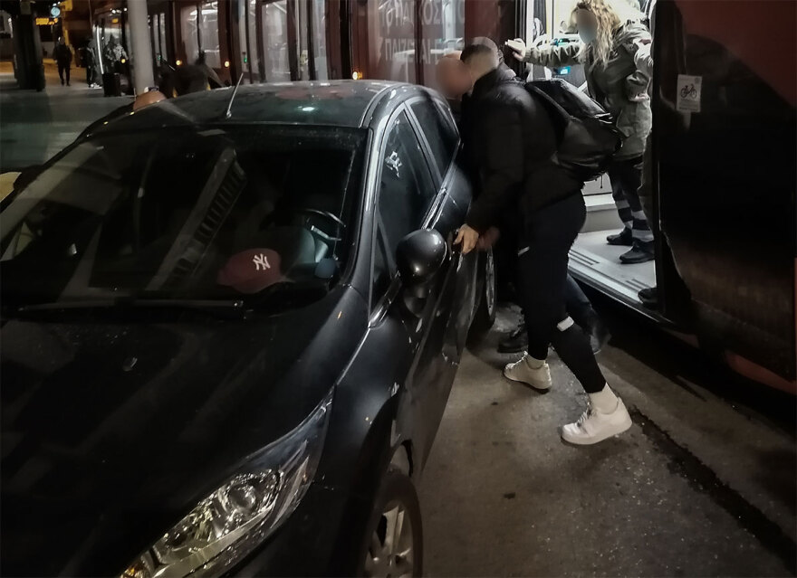 Τραμ: Επιβάτες σήκωσαν αυτοκίνητο που εμπόδιζε συρμό στη Νέα Σμύρνη