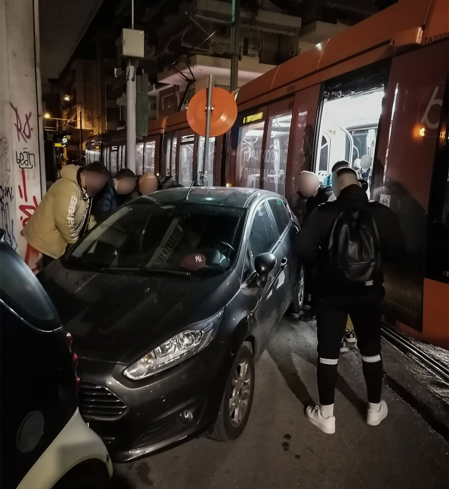 Τραμ: Επιβάτες σήκωσαν αυτοκίνητο που εμπόδιζε συρμό στη Νέα Σμύρνη