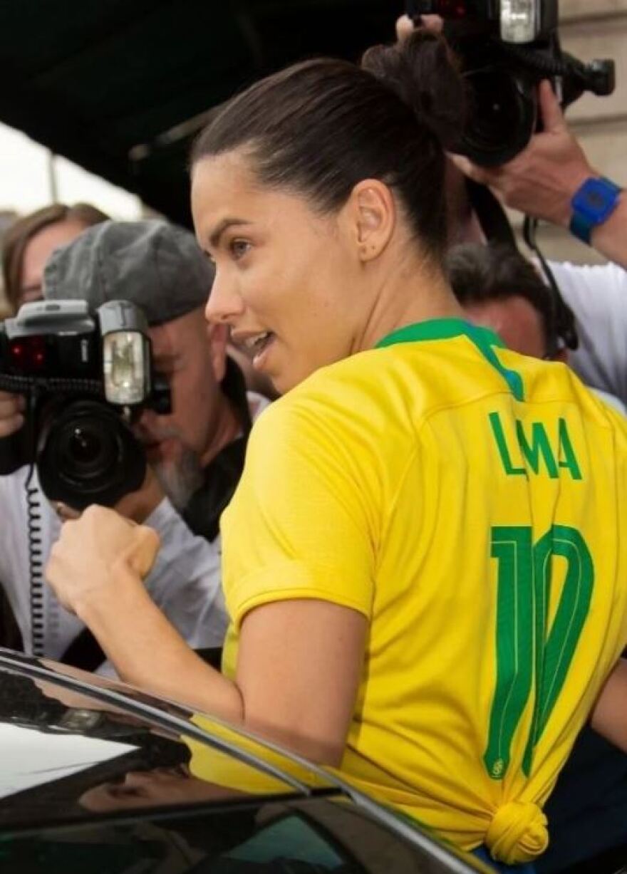 Αντριάνα Λίμα: Η «μούσα» του Μουντιάλ της Βραζιλίας, αγνώριστη στα γήπεδα του Κατάρ! 