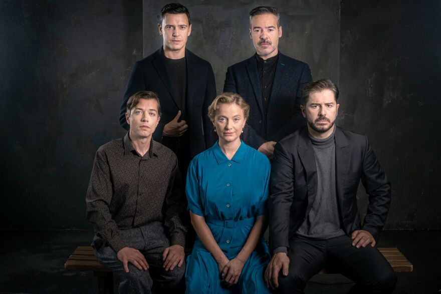 Αλέξανδρος Μπουρδούμης: Ο πρωταγωνιστικός ρόλος στο έργο «Photograph 51» και η θεατρική συνύπαρξη με τη Λένα Δροσάκη