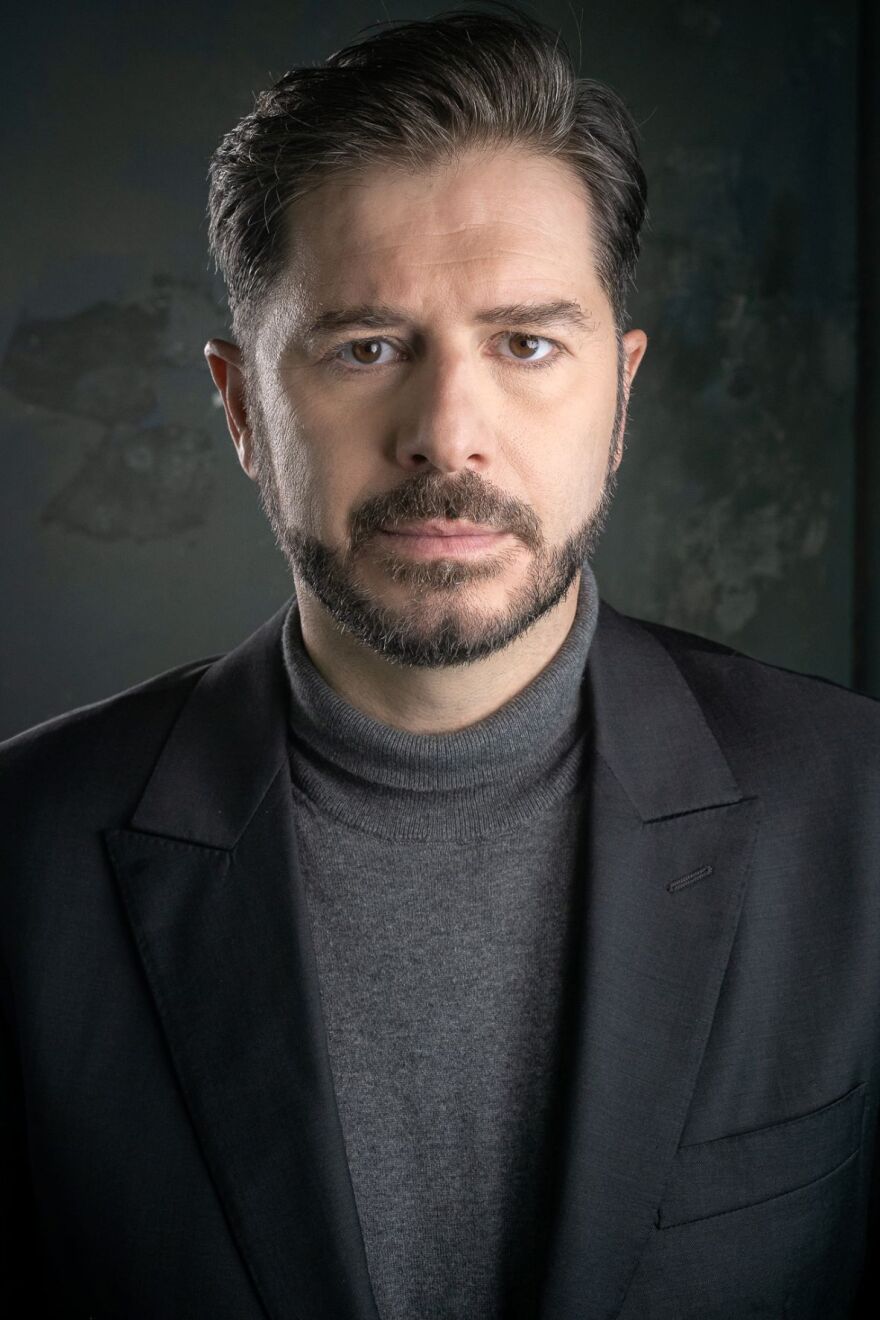 Αλέξανδρος Μπουρδούμης: Ο πρωταγωνιστικός ρόλος στο έργο «Photograph 51» και η θεατρική συνύπαρξη με τη Λένα Δροσάκη