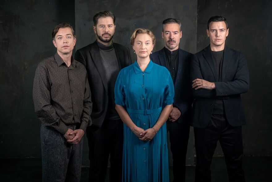 Αλέξανδρος Μπουρδούμης: Ο πρωταγωνιστικός ρόλος στο έργο «Photograph 51» και η θεατρική συνύπαρξη με τη Λένα Δροσάκη