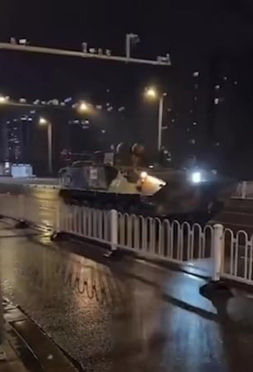 Διαδηλώσεις στην Κίνα: Τανκς στους δρόμους «ξυπνούν» μνήμες... Τιεν Αν Μεν - Δείτε βίντεο