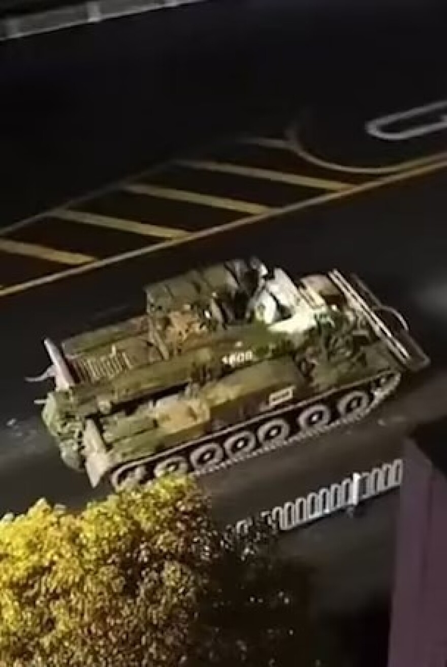 Διαδηλώσεις στην Κίνα: Τανκς στους δρόμους «ξυπνούν» μνήμες... Τιεν Αν Μεν - Δείτε βίντεο