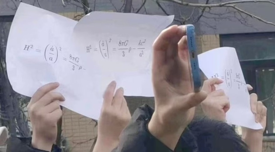 Κίνα - Εξισώσεις, λάμα και λευκά χαρτιά: Τι σημαίνουν τα τρία σύμβολα της κοινωνικής εξέγερσης