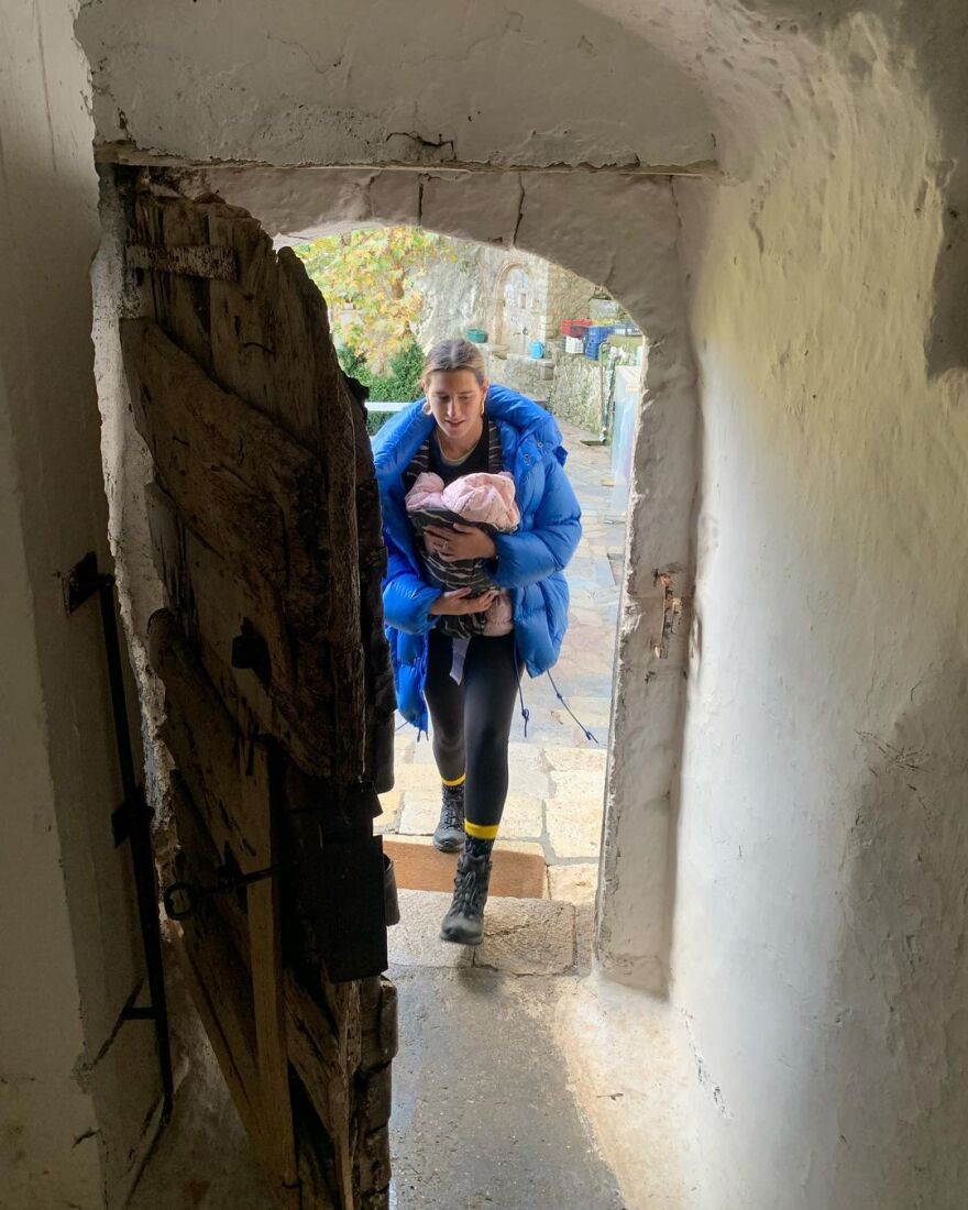 Θανάσης Πατριαρχέας: Η σύζυγός του, Βίβιαν Δράκου, αποκάλυψε το όνομα της νεογέννητης κόρης τους