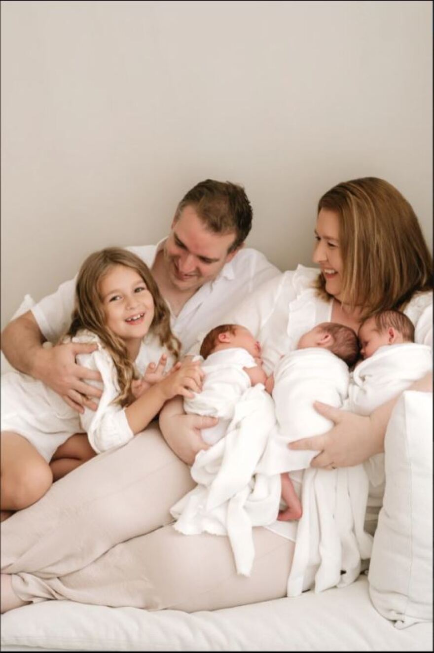 «Γιατροί μου είπαν πως ήμουν πολύ χοντρή για να κυοφορήσω τρίδυμα» - Τη συμβούλεψαν να ρίξει το ένα