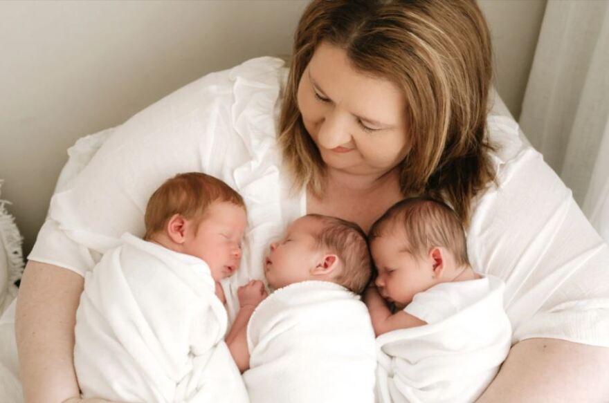 «Γιατροί μου είπαν πως ήμουν πολύ χοντρή για να κυοφορήσω τρίδυμα» - Τη συμβούλεψαν να ρίξει το ένα