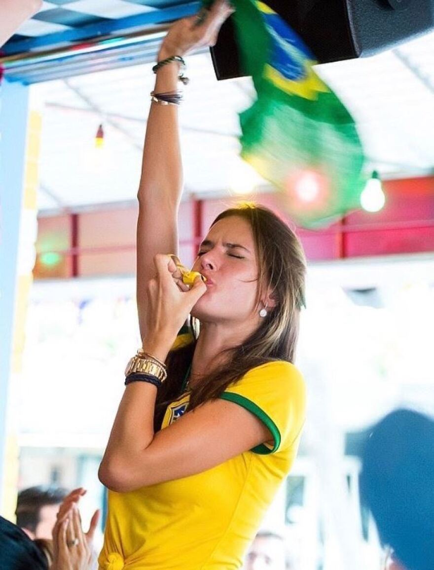 Μουντιάλ 2022: «Εμπρός Βραζιλία» με... μπικίνι και σημαία από την Αλεσάντρα Αμπρόσιο