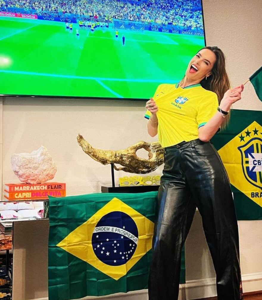 Μουντιάλ 2022: «Εμπρός Βραζιλία» με... μπικίνι και σημαία από την Αλεσάντρα Αμπρόσιο