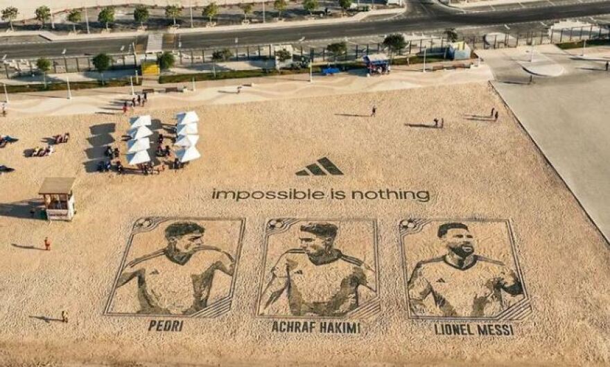 Μουντιάλ 2022: Έργο τέχνης της Adidas στην άμμο του Κατάρ με Μέσι, Χακίμι και Πέδρι 