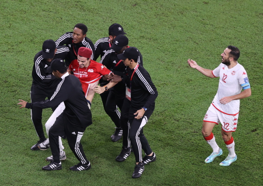 Μουντιάλ 2022, Τυνησία - Γαλλία: Οπαδός μπήκε στον αγωνιστικό χώρο με σημαία της Παλαιστίνης - Δείτε βίντεο 