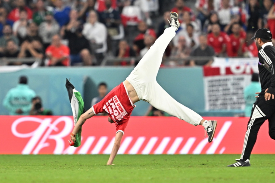 Μουντιάλ 2022, Τυνησία - Γαλλία: Οπαδός μπήκε στον αγωνιστικό χώρο με σημαία της Παλαιστίνης - Δείτε βίντεο 