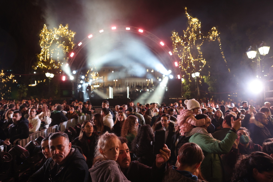 Άναψε στο Σύνταγμα το χριστουγεννιάτικο δέντρο της Αθήνας - Δείτε φωτογραφίες και βίντεο