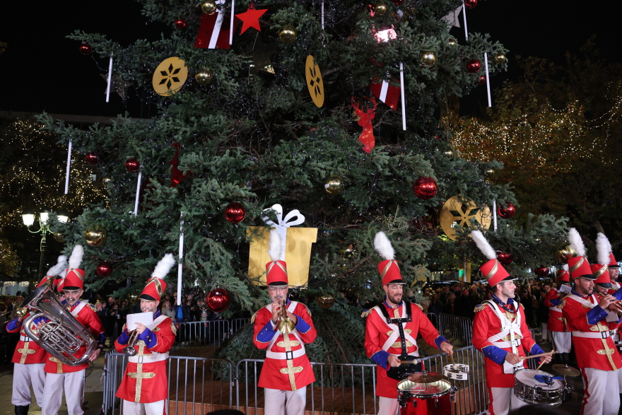Άναψε στο Σύνταγμα το χριστουγεννιάτικο δέντρο της Αθήνας - Δείτε φωτογραφίες και βίντεο