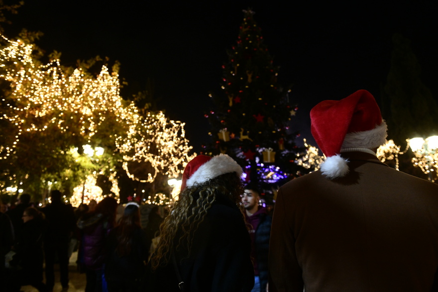 Άναψε στο Σύνταγμα το χριστουγεννιάτικο δέντρο της Αθήνας - Δείτε φωτογραφίες και βίντεο