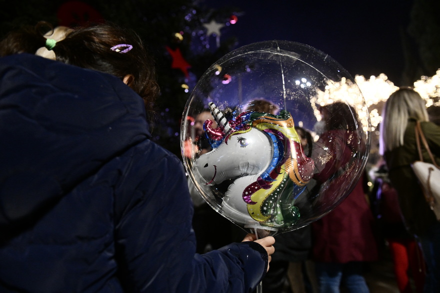 Άναψε στο Σύνταγμα το χριστουγεννιάτικο δέντρο της Αθήνας - Δείτε φωτογραφίες και βίντεο