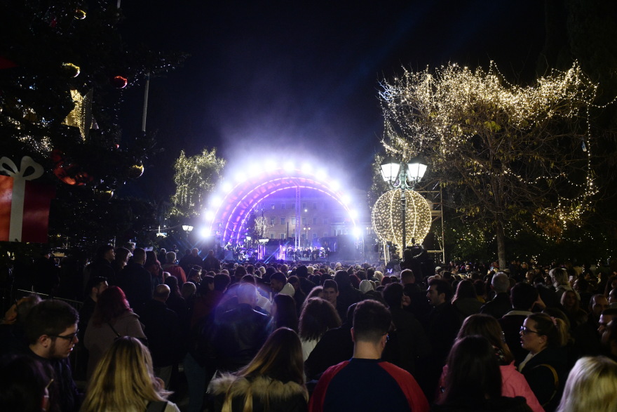 Άναψε στο Σύνταγμα το χριστουγεννιάτικο δέντρο της Αθήνας - Δείτε φωτογραφίες και βίντεο