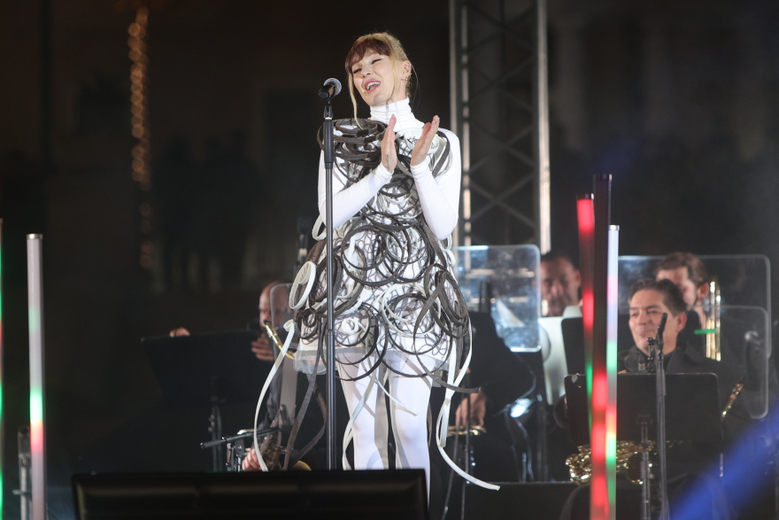 Άναψε στο Σύνταγμα το χριστουγεννιάτικο δέντρο της Αθήνας - Δείτε φωτογραφίες και βίντεο