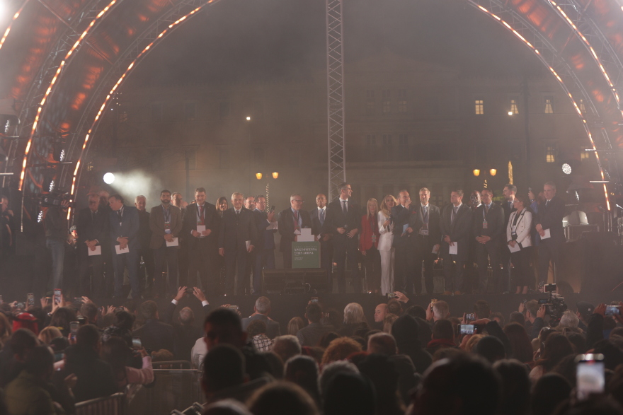 Άναψε στο Σύνταγμα το χριστουγεννιάτικο δέντρο της Αθήνας - Δείτε φωτογραφίες και βίντεο