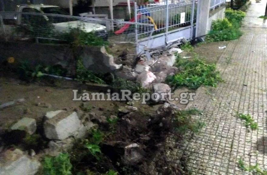Λαμία: Τρελή πορεία αυτοκίνητου - Έριξε πινακίδες, κολώνες και «κατεδάφισε» μάντρα σπιτιού