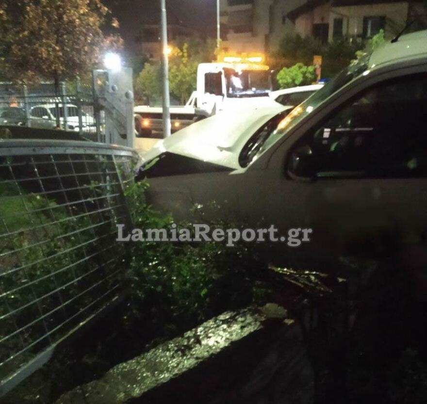 Λαμία: Τρελή πορεία αυτοκίνητου - Έριξε πινακίδες, κολώνες και «κατεδάφισε» μάντρα σπιτιού