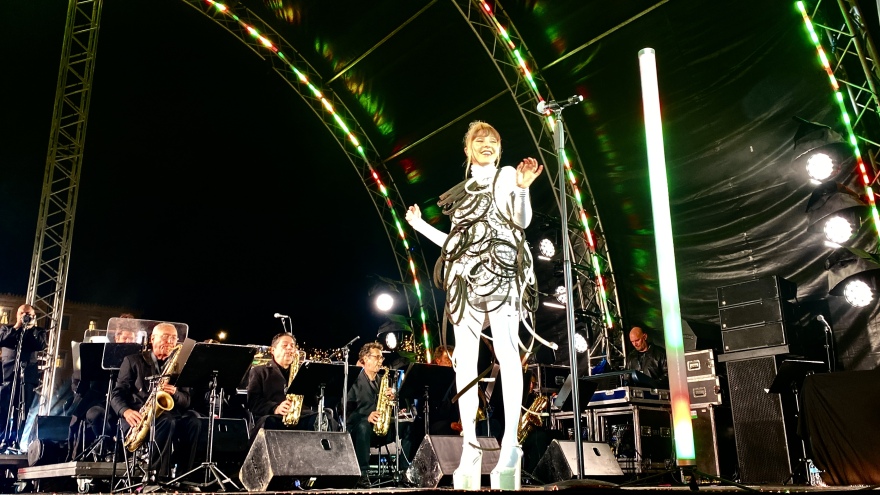 Άναψε στο Σύνταγμα το χριστουγεννιάτικο δέντρο της Αθήνας - Δείτε φωτογραφίες και βίντεο