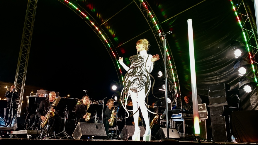 Άναψε στο Σύνταγμα το χριστουγεννιάτικο δέντρο της Αθήνας - Δείτε φωτογραφίες και βίντεο