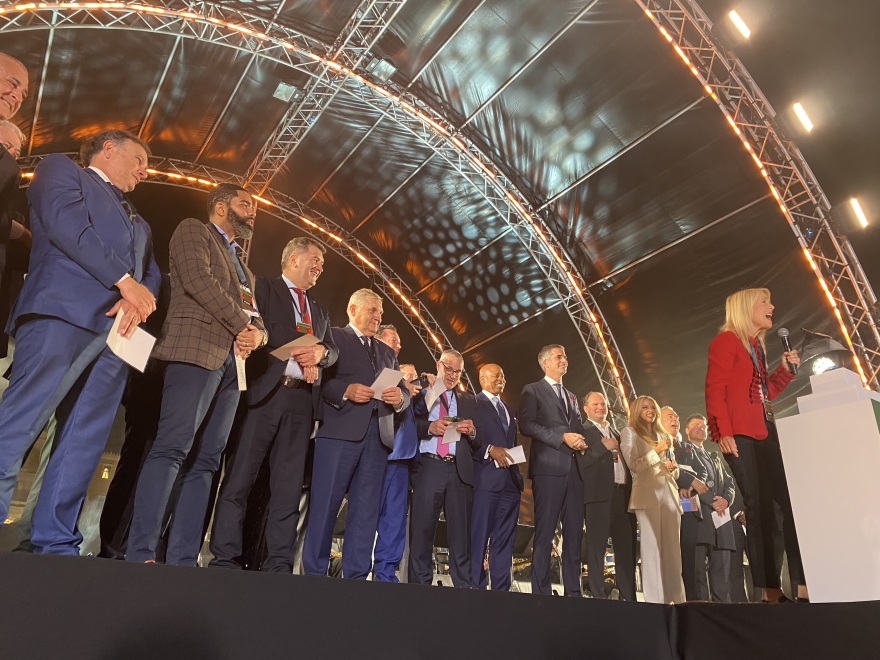 Άναψε στο Σύνταγμα το χριστουγεννιάτικο δέντρο της Αθήνας - Δείτε φωτογραφίες και βίντεο